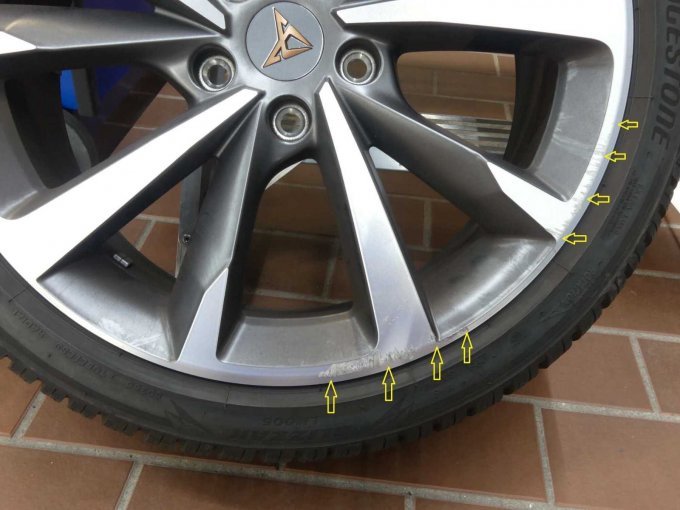 Alufelge mit einer Anfahrbeschädigung