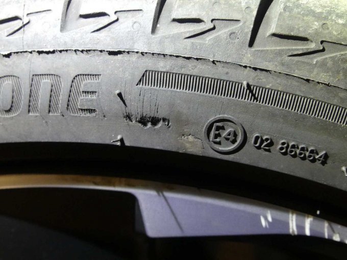 Beschädigung Reifen vorn rechts