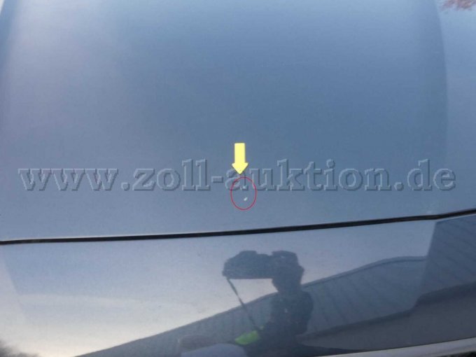 Motorhaube vorne mit zwei kleine Dellen mit Lackbeschädigung