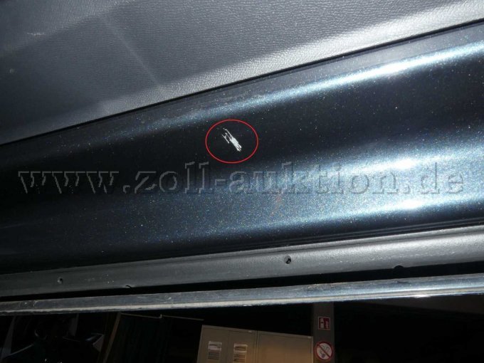 Tür vorne rechts mit einem Lackkratzer unterhalb