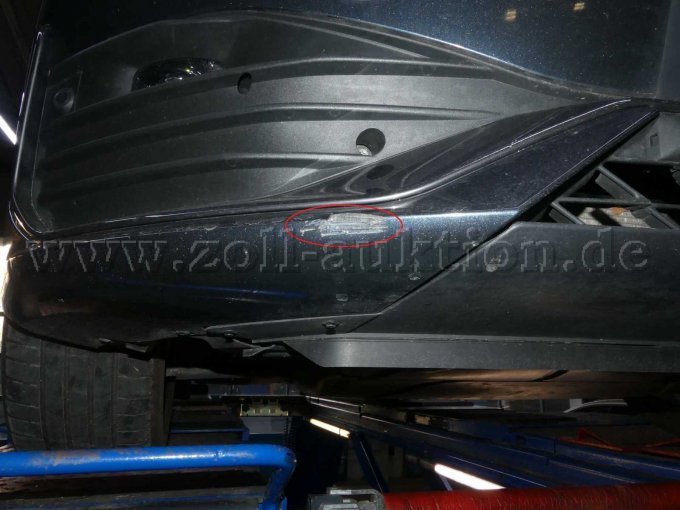 Stoßstange rechts mit einer Anfahrbeschädigung