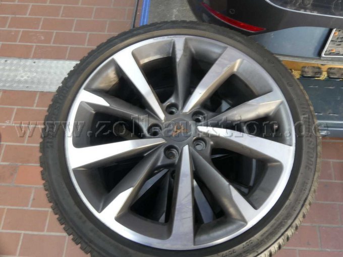 Alufelge mit einer Anfahrbeschädigung