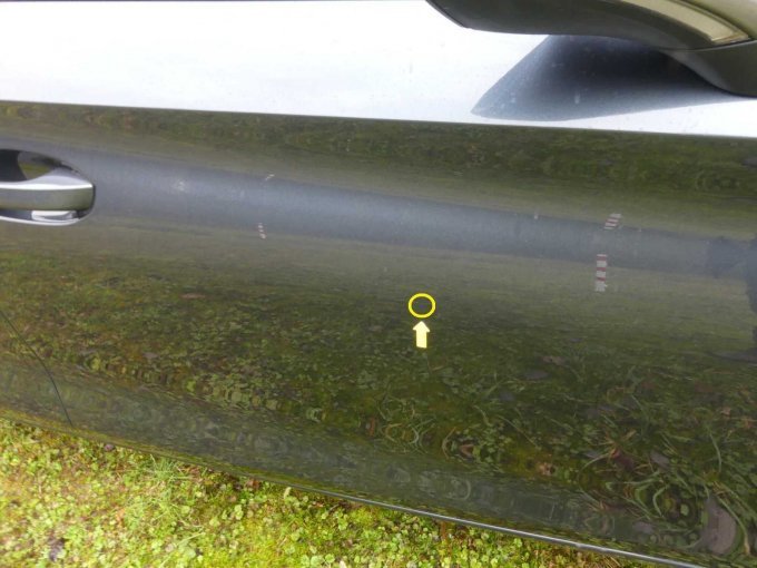 Tür vorne rechts mit einer kleinen Delle