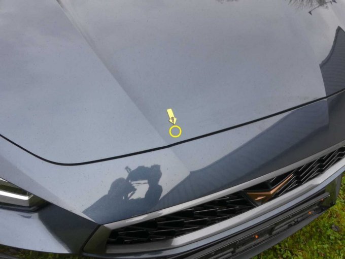 Motorhaube vorne mit einer kleinen Delle