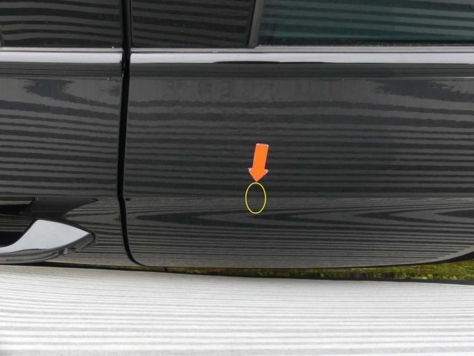 Tür hinten links mit einer kleinen Delle in vorderen Bereich