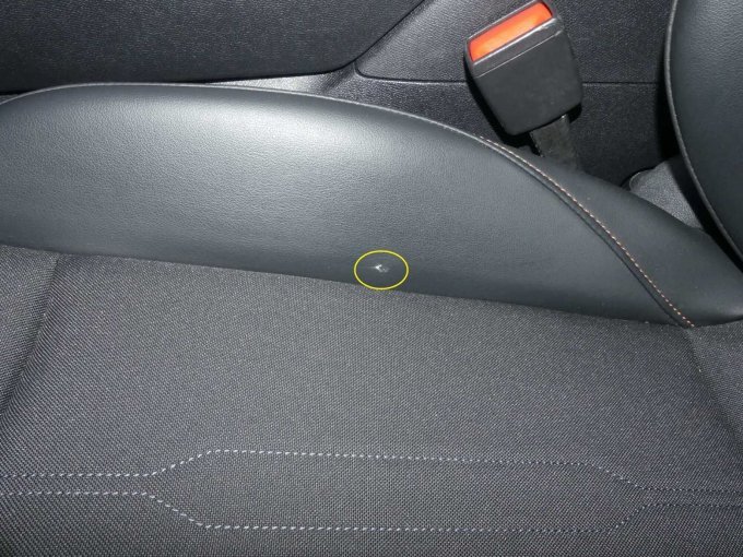 Fahrersitz mit einer Beschädigung am Sitzbezug