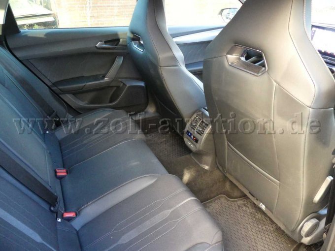 Einstieg und Fahrgastraum hinten rechts