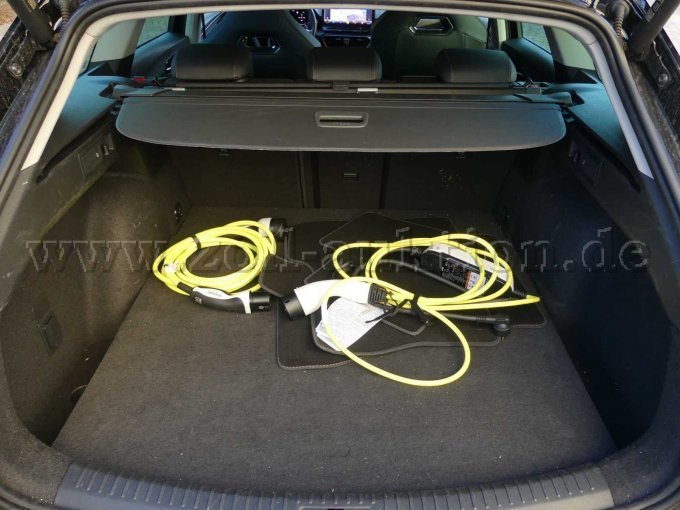 Laderaum Mit Ladekabel und Fussmatten