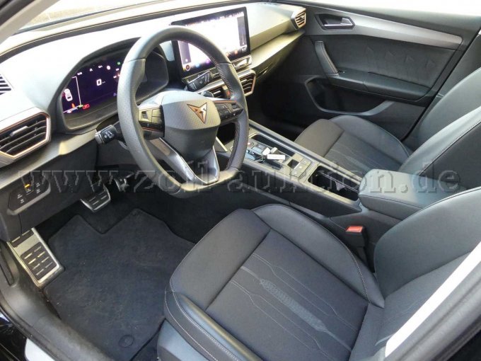 Einstieg und Fahrgastraum vorn links