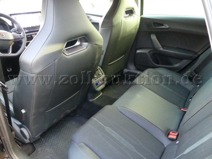 Einstieg und Fahrgastraum hinten links