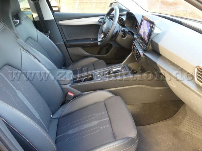 Einstieg und Fahrgastraum vorn rechts