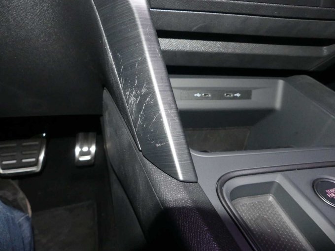 Klebereste Mittelkonsole