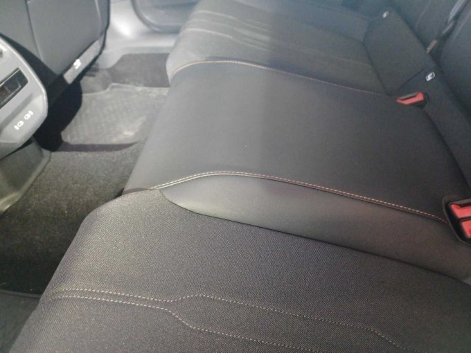 Sitzbezug hinten links fleckig