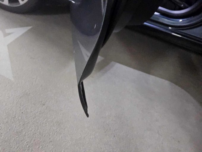 Türkante links angestoßen