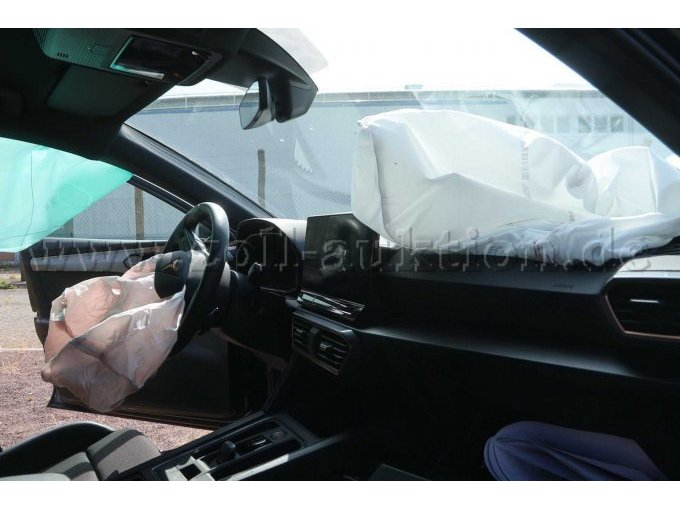 Innenraum mit ausgelösten Airbags