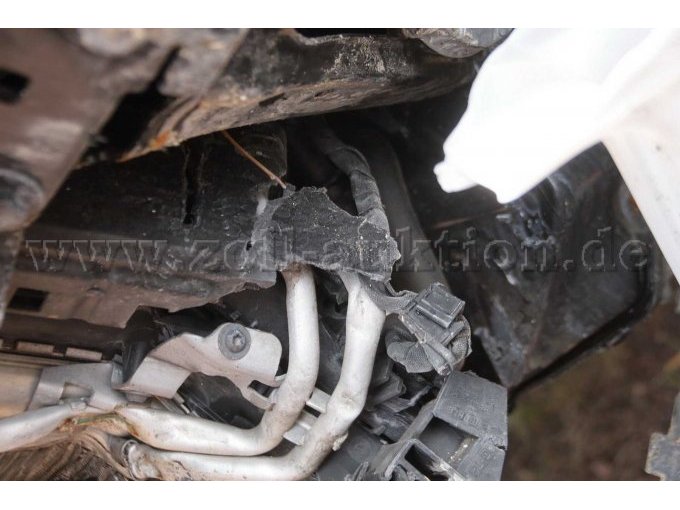 Detailaufnahme der Beschädigung im Motorraum