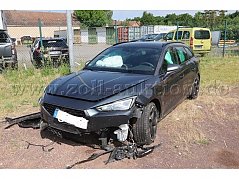 Fahrzeug mit Schaden von vorne links
