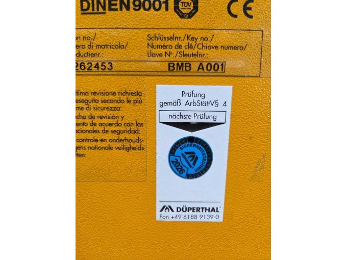 Hinweise auf dem Schrank