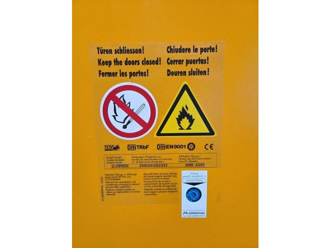Hinweise auf dem Schrank