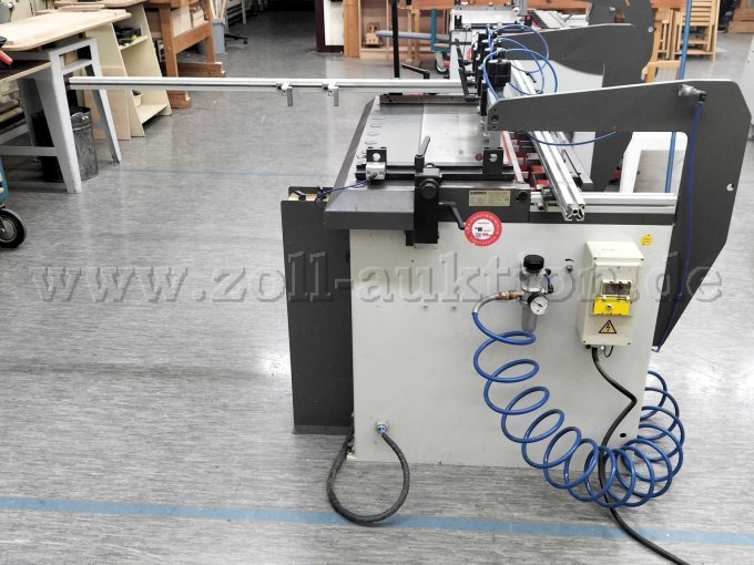 Maschine von der Seite mit Anschlägen.