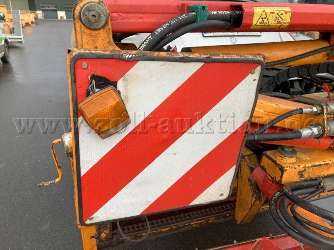 rot-weiße Warntafel mit defektem Blinker