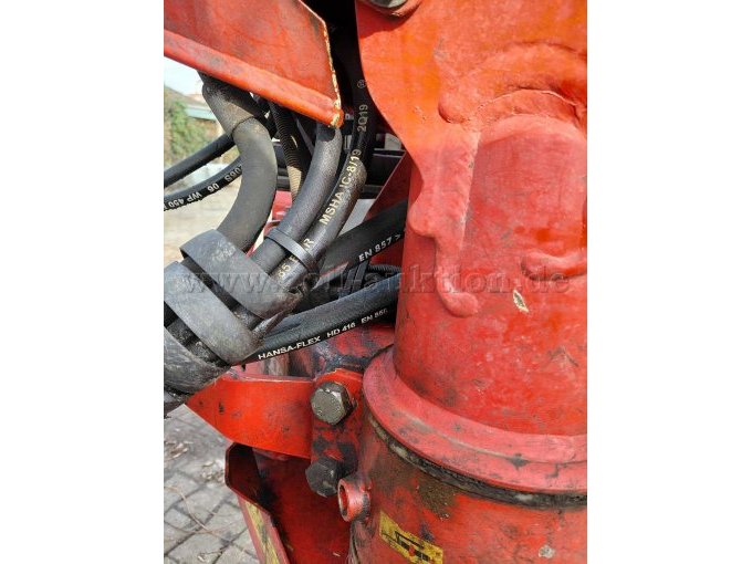 Drehsäule mit Hydraulikleitungen