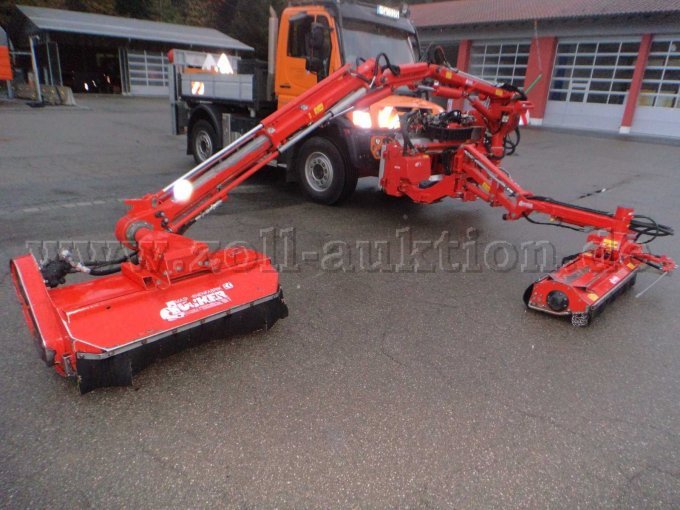 Dücker Mähkombination MK 25-800,
Seitenansicht von links am Trägerfahrzeug