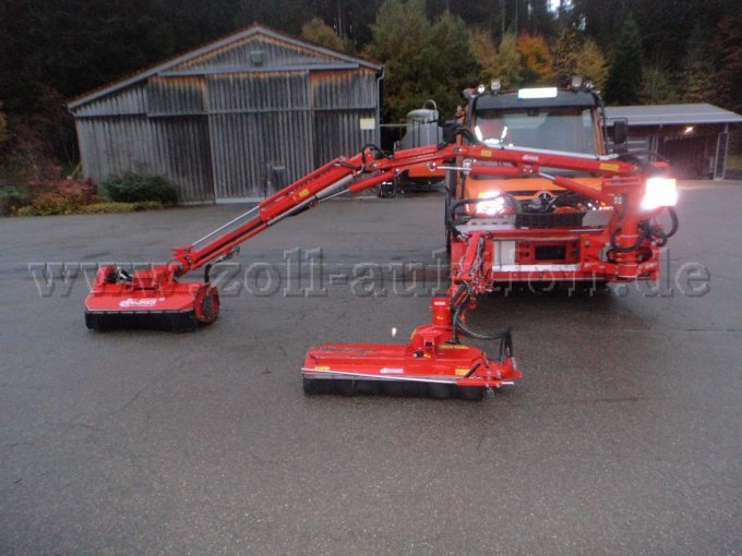 Dücker Mähkombination MK 25-800,
Ansicht von vorne am Trägerfahrzeug