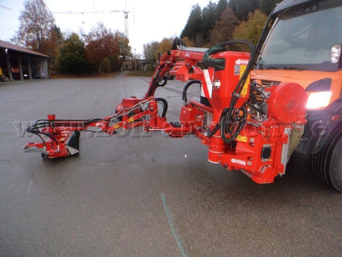 Dücker Mähkombination MK 25-800,
Seitenansicht von rechts am Trägerfahrzeug