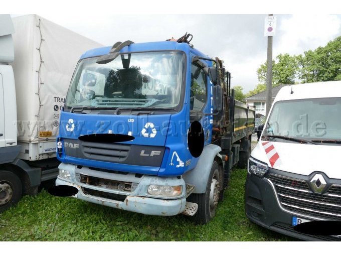 1 DAF LF 55.250 Pritsche m. Ladekran *Rechtslenker* / Unfall- & Bastlerfahrzeug – kavel bij Zoll-Auktion, Wandlitz