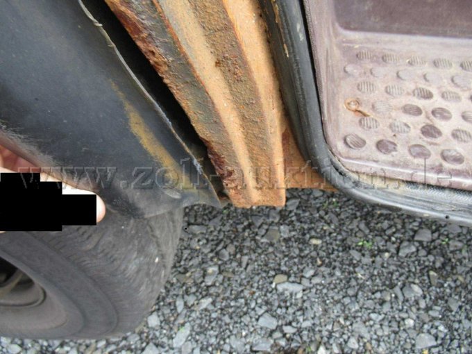 Bild 12  Fahrerhaus Kabine mit div. Durchrostungen, Schwerpunkt Einstiege, Boden