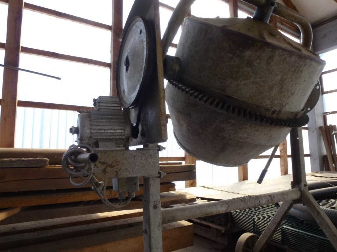Ansicht Betonmischer mit Motor