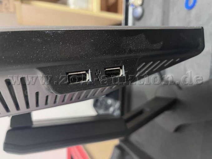 zwei USB Anschlüsse seitlich auf einer Seite.