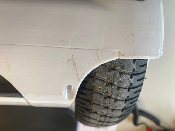 Rissbildung an unteren Radschutz rechts