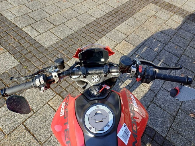 Ducati Monster rot - Tank und Lenker