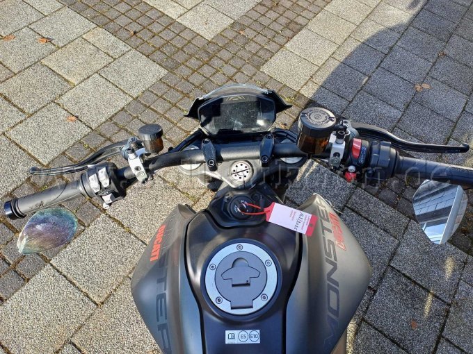 Ducati Monster schwarz - Lenkstange und Tank