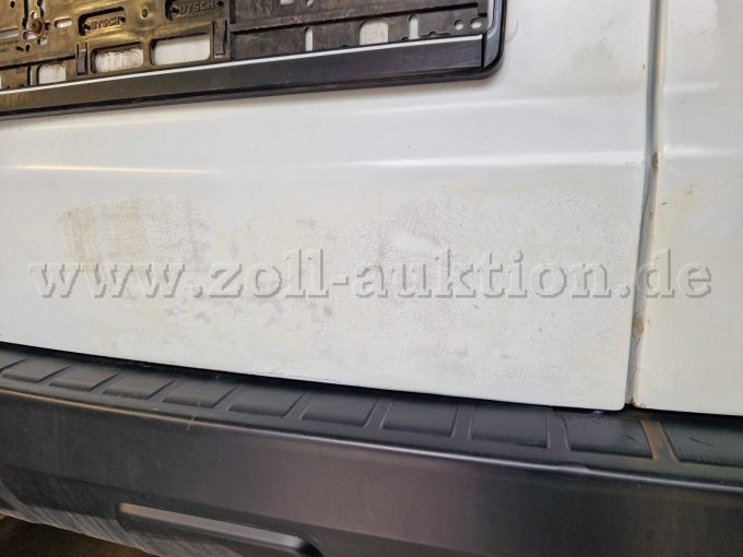 nachlackierte Stelle mit Lackablösung