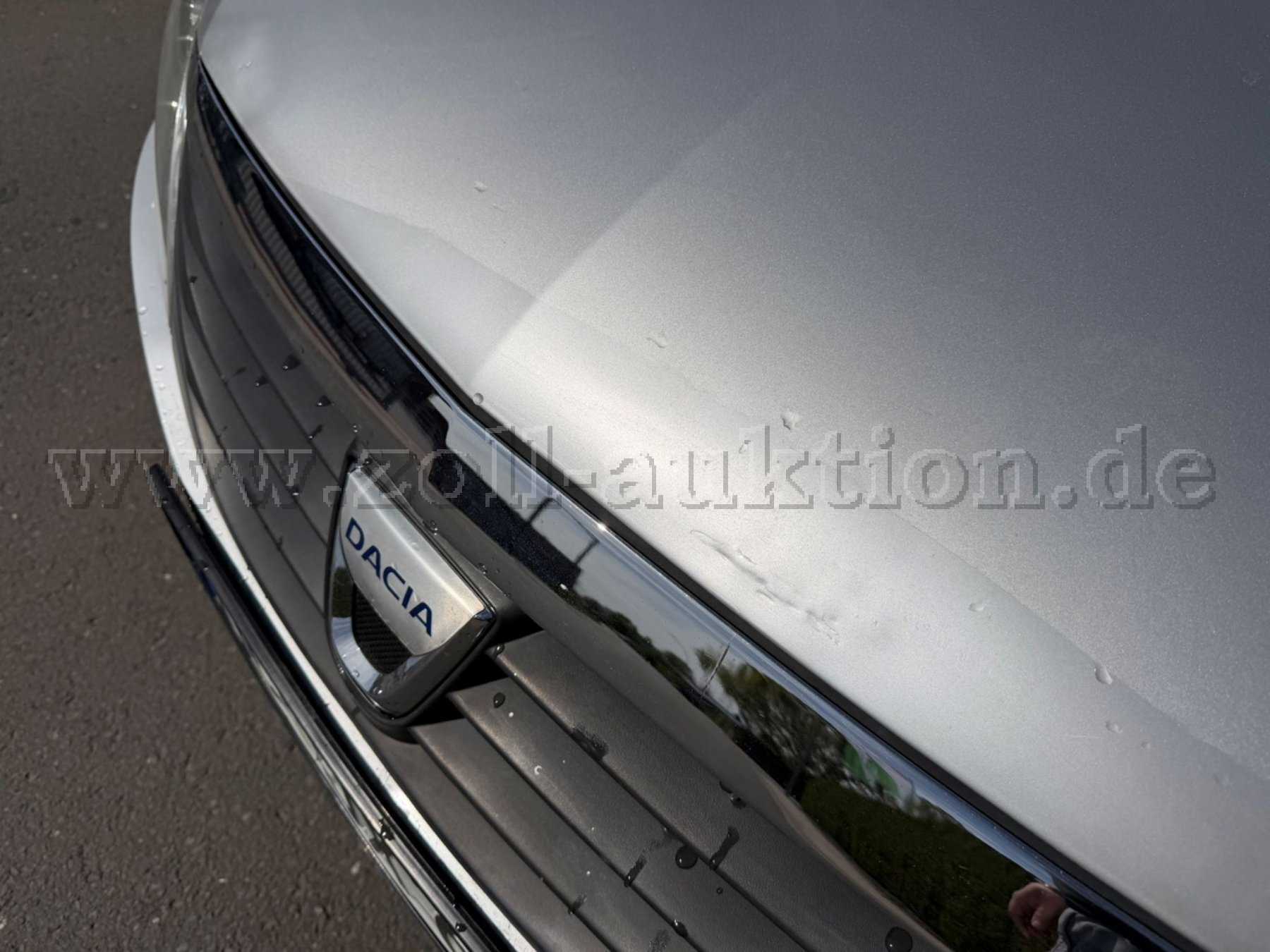 Delle an Motorhaube