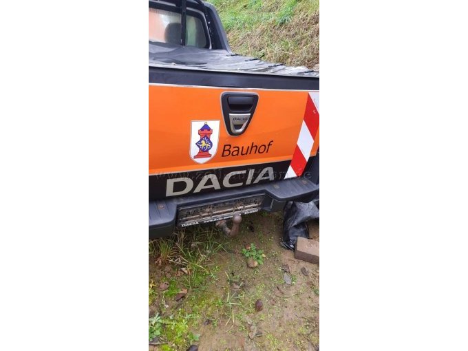 Heckansicht mit Blechschaden