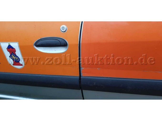 Seitenansicht (Fahrerseite) mit Blechschaden