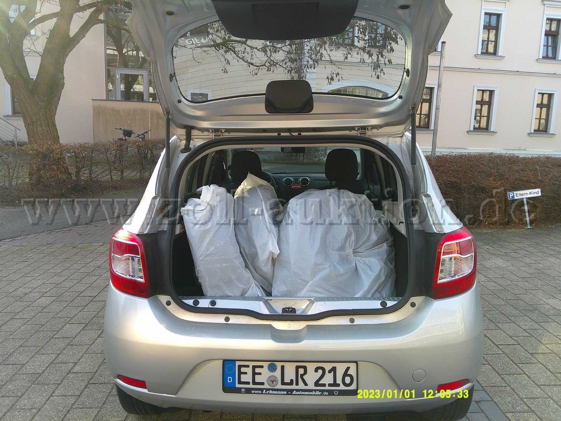 Kofferraum mit Sommerreifen