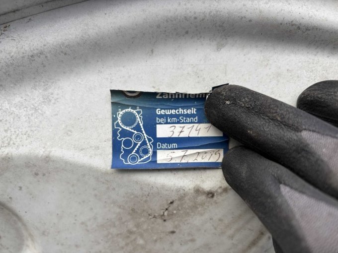 Zahnriemwechsel (Aufkleber im Motorraum)