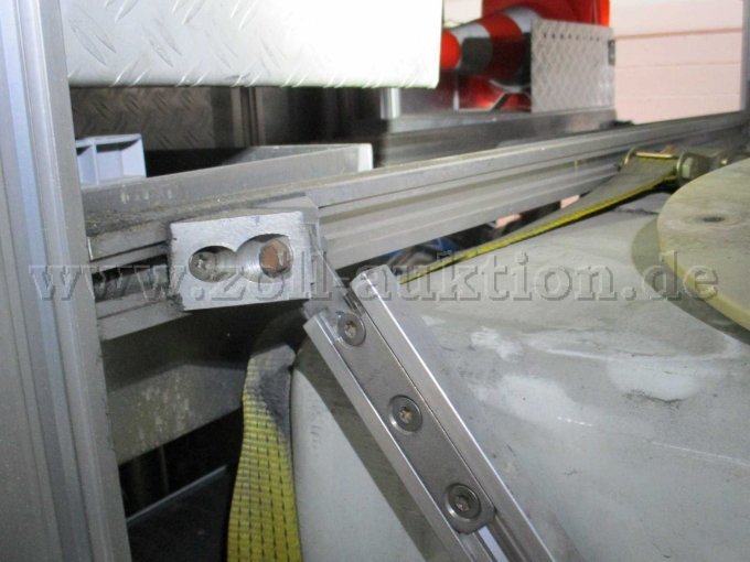 verbogene seitliche Strebe (Tank) Fahrerseite - verrutschtes vorderes Tankband