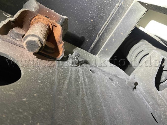 verschobener Hilfsrahmen mit Korrosion an der der Verbindung