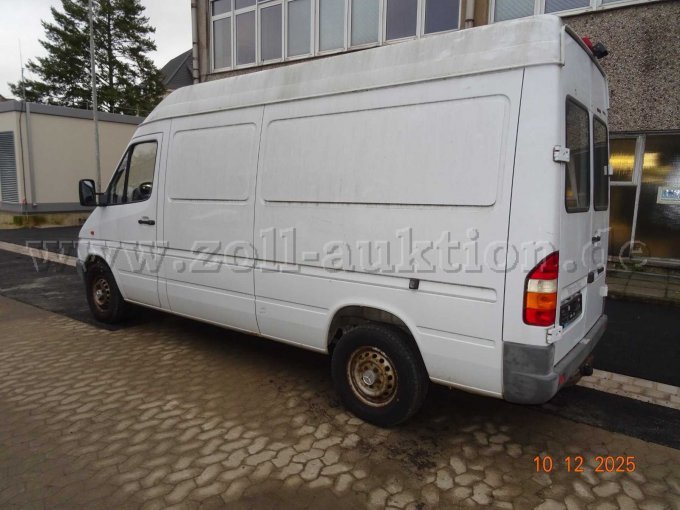 seitlich links hinten