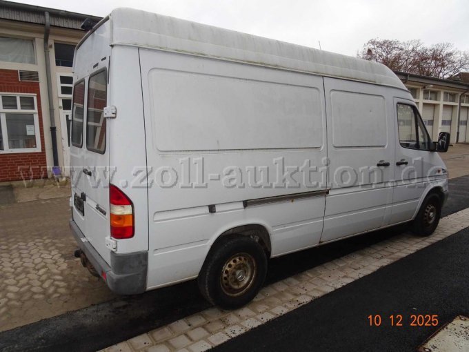 seitlich rechts hinten