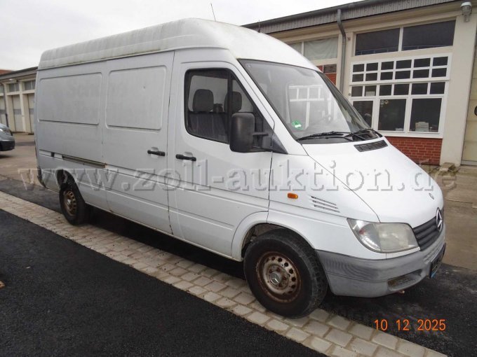 seitlich rechts vorn