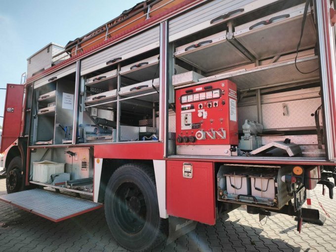 Seitenansicht Fahrerseite mit offenen Rollos