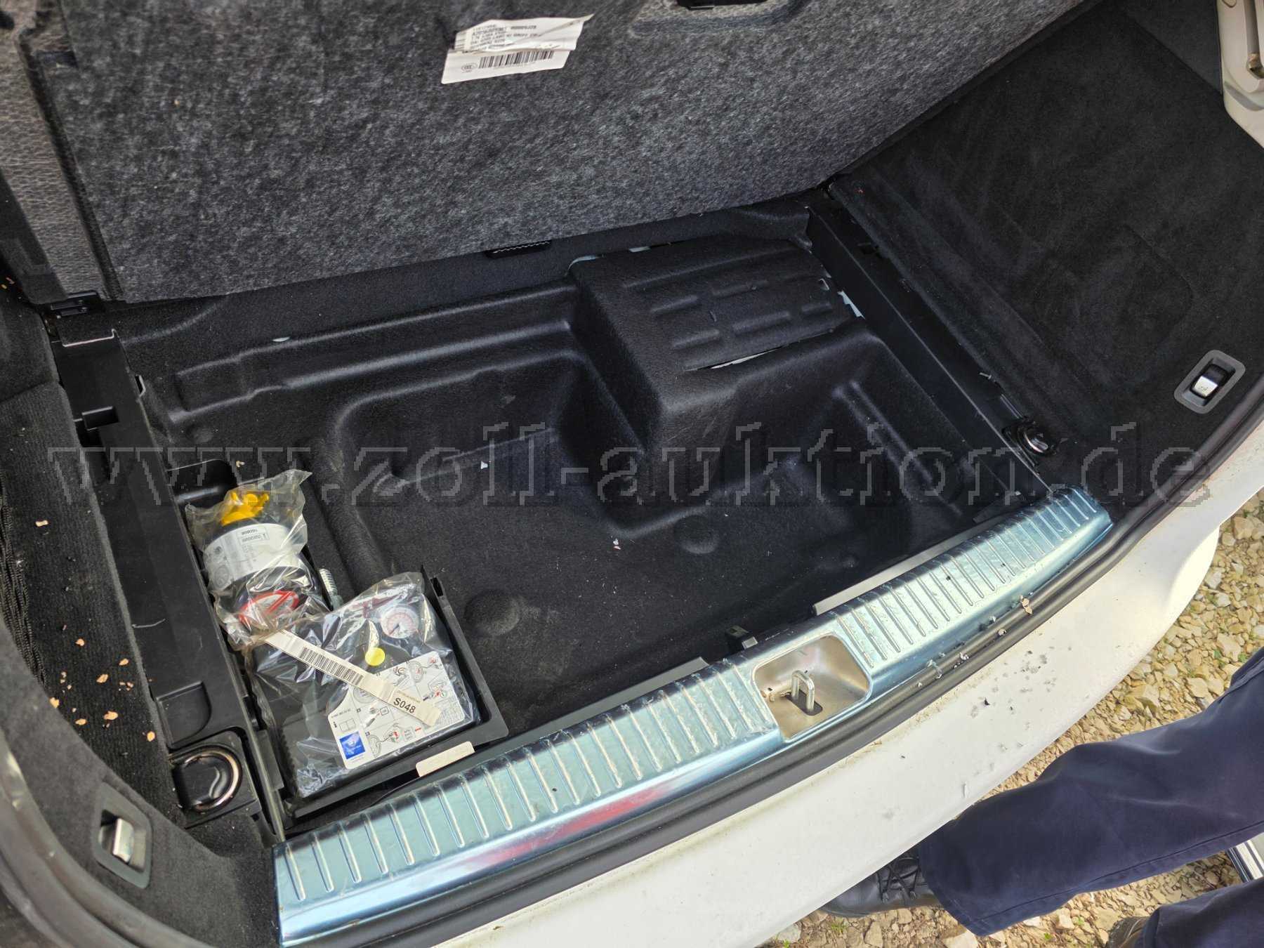 18. Kofferraum (unten)