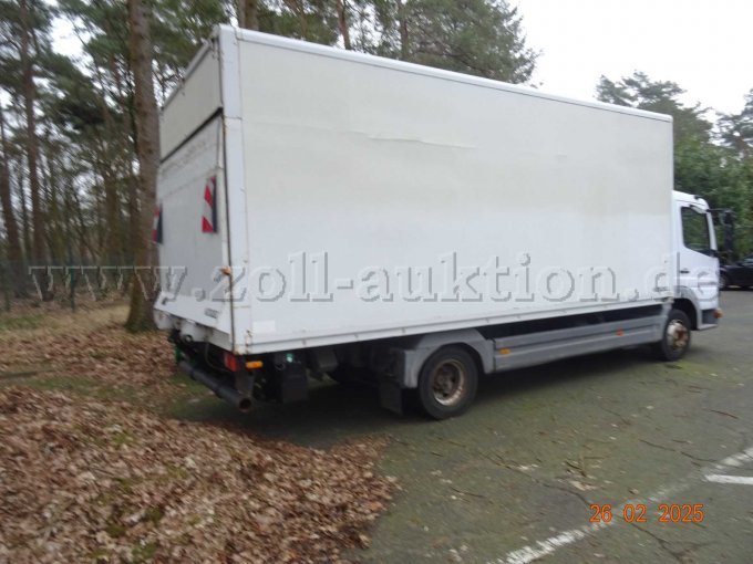 seitlich rechts hinten